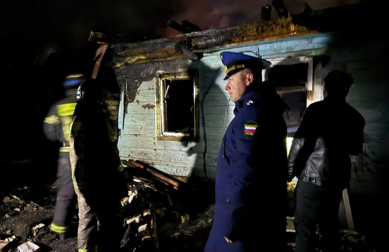 Ночью в Боровске в огне погиб пенсионер. Возгорание частного дома произошло в мкр. Роща на ул. Большая улица. В результате погиб 66-летний мужчина.    ES! - канал. Подписаться