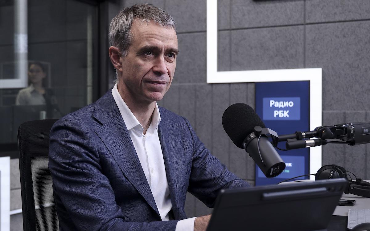 ЦБ запустит пилот ИИ помощника для сложных финансовых продуктов В ноябре ЦБ анонсирует запуск пилота в рамках которого будет протестирован специализированный ИИ ассистент Он будет анализировать и объяснять простым языком содержание договоров к финансовым продуктам Об этом в эфире       Радио РБК заявил руководитель Службы по защите прав потребителей и обеспечению доступности финансовых услуг Банка России Михаил Мамута Мы рассчитываем что ее программы официальный старт будет дан в ближайшее время если более конкретно у нас 18 ноября пройдет III ежегодная конференция Фокус на клиента В рамках этой конференции мы анонсируем этот пилот для широкой аудитории Мы анонсируем кто в нем пилотном проекте участвует какие банки на какие продукты мы его проверяем и сроки анонсируем отметил он в эфире Значимые результаты будут получены до конца первого квартала 2026 года В проекте будут участвовать порядка 10 крупнейших участников рынка на которых приходится 85 90 всего розничного портфеля сказал Мамута  Важно чтобы ИИ был независимым Это значит что такая нейросеть не может быть собственным решением одного из игроков рынка Каким будет интерфейс помощника покажет тестирование Больше подробностей о финансовом ИИ помощнике ЦБ запустит пилот ИИ помощника для сложных финансовых продуктов Подписаться на Сам ты инвестор