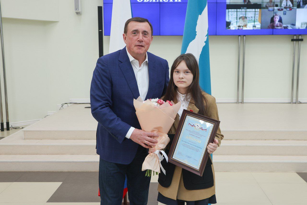 12-летнюю сахалинку наградили за спасение брата во время пожара Прошлым летом Настя Шестибратова сумела сама выбраться из горящего дома и спасти своего 5-летнего брата. В прошлом году, 2 июня, Настя и Рома были дома одни, когда девочка почувствовала запах дыма. Она выбежала из комнаты в коридор, попробовала открыть входную дверь, но не смогла. Тем временем квартиру быстро заполнял дым. Настя разбила стекло в окне, схватила брата на руки и попыталась вытащить его через окно, но не вышло. Тогда она, рискуя пораниться об осколки стекла, вылезла через разбитое окно на улицу и побежала за помощью. Отозвался сосед, он залез через окно в задымлённую комнату и вынес Рому из огня. Избежать трагедии помогли отвага и решительность школьницы. Сегодня в торжественной обстановке губернатор Валерий Лимаренко вручил юной сахалинке награду от Всероссийской общественной инициативы с международным участием «Горячее сердце», сообщили в Агентстве по делам молодёжи региона. Эхо Сахалина. По сути о событиях на островах.