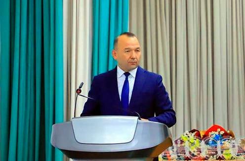 Чиновник в Узбекистане уволен за отправку на праздник в Петербург родных вместо отличников Должности лишился руководитель управления дошкольного и школьного образования УДШО Самаркандской области Музаффар Хамдамов он включил в состав официальной делегации на праздник выпускников Алые паруса в Санкт Петербурге своего сына и племянника вместо одаренных учеников Скандал получил огласку 3 февраля 2026 года когда общественный деятель Хайрулла Мамасолиев опубликовал в соцсетях пост со списком членов делегации заявив что ответственный руководитель включил в него своих родственников Вскоре сам Хамдамов подтвердил этот факт в комментарии к публикации Если бы я знал что это такой большой грех я бы этого не допустил Мальчик мой сын он сделал как я ему сказал Он поехал хотя и не хотел Признаю он поступил неправильно написал Хамдамов Подробнее на нашем сайте Актуальные новости из Центральной Азии fergananews