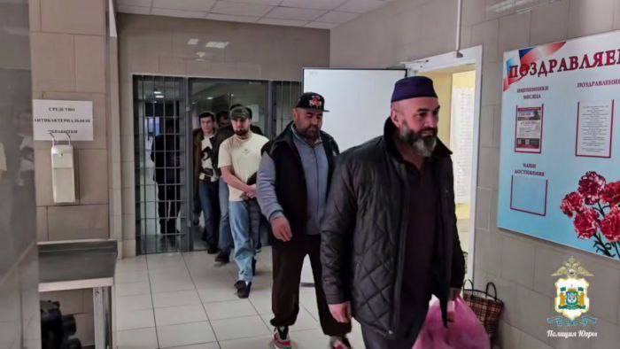 Россия за 11 месяцев 2025 года выдворила более 54 тыс мигрантов За январь ноябрь 2025 года российские власти принудительно выдворили из страны 54 400 трудовых мигрантов и иностранных граждан что почти на 25 тыс меньше чем за аналогичный период 2024 года 79 тыс сообщает агентство Интерфакс со ссылкой на данные судебных органов Отмечается что снижение числа выдворений связано с указом президента РФ о продлении сроков легализации пребывания иностранных граждан действие которого завершилось 10 сентября 2025 года