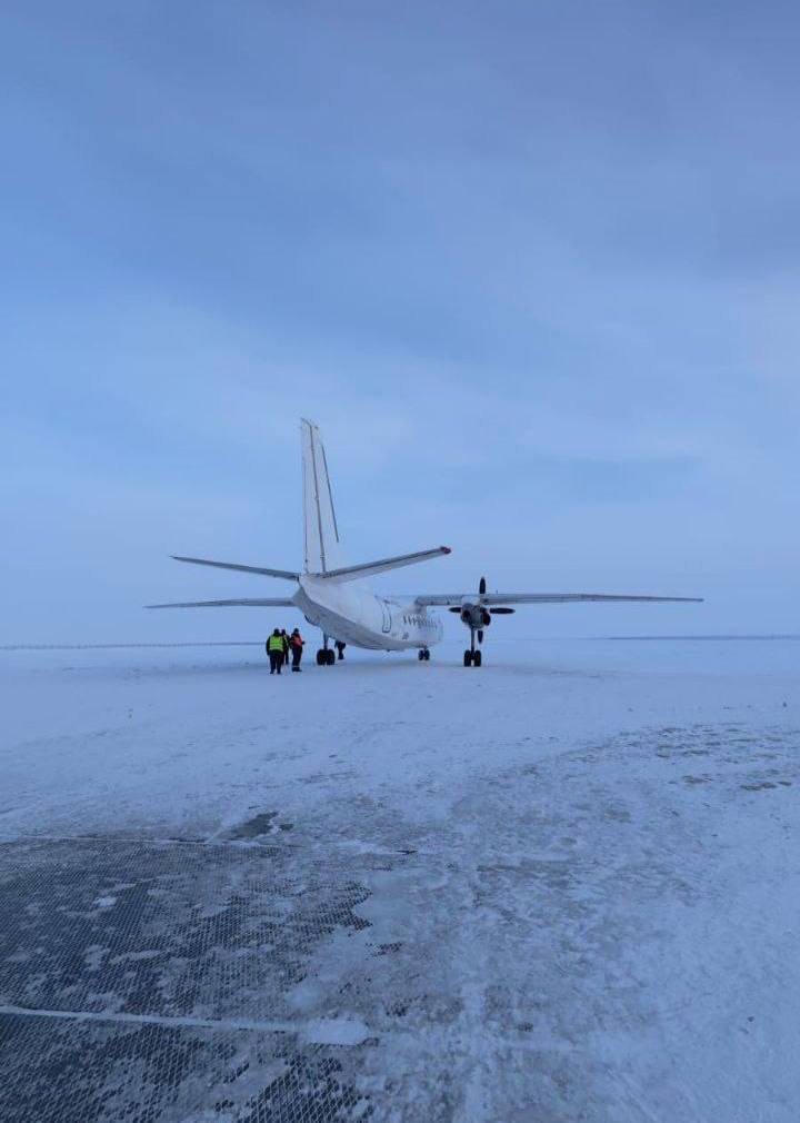 Ан-24 «ЮТэйр» выкатился за полосу в ЯНАО.  Сегодня утром турбовинтовой самолет Ан-24  RA-47820  выполнял пассажирский рейс по маршруту аэропорт Сабетта  полуостров Ямал  – аэропорт Утренний  запад полуострова Гадынский . На борту находились 19 пассажиров и четыре члена экипажа.   При посадке на аэродроме назначения пилоты не смогли остановиться в пределах взлетно-посадочной полосы, и борт выкатился за ограничительные огни.   Никто из находившихся в самолете не пострадал, воздушное судно, предварительно, тоже не получило повреждений. Его отбуксировали на стоянку, а Росавиации классифицировала событие как серьезный авиаинцидент и приступила к расследованию.