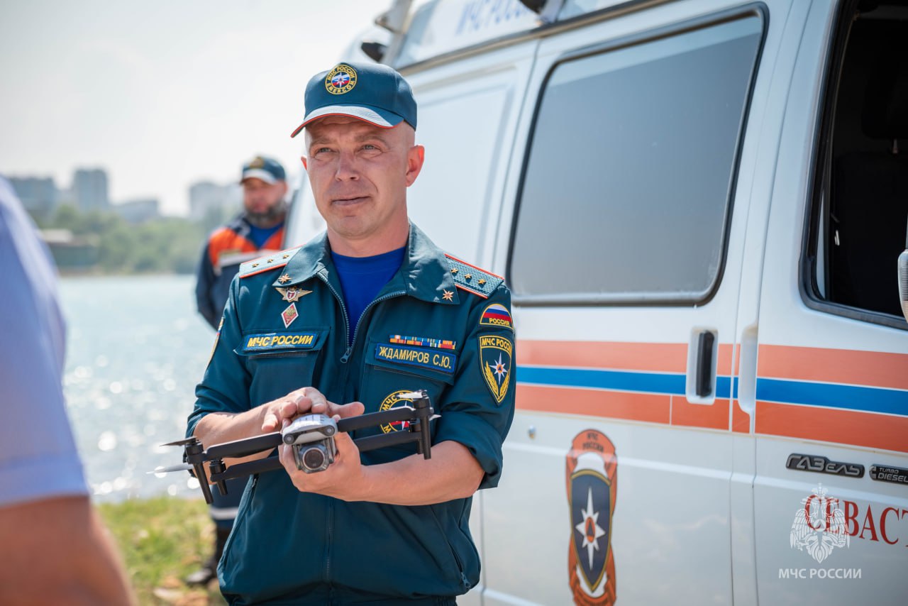  В канун купального сезона в Севастополе оценили готовность к обеспечению безопасности на воде На смотре были представлены силы и средства Главного управления МЧС России по Севастополю и Спасательной службы города, добровольческих организаций. Что представили на смотре: плавсредства; квадроциклы; пожарно-спасательные автомобили; беспилотные летательные аппараты; спасательный инвентарь; технику и оборудование водолазных подразделений. Этим летом на севастопольском побережье организовано 43 спасательных поста, каждый из которых оснащён плавсредством. Дежурить на пляжах региона будут более 140 матросов-спасателей. Экстренные ведомства и службы будут вести ежедневные патрулирования. До начала купального сезона осталось 5 дней! МЧС Севастополя I Подписаться