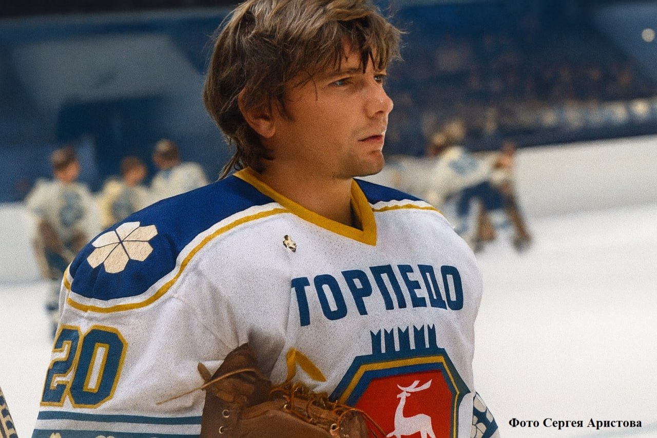 Умер Владимир Воробьев один из самых выдающихся вратарей ХК Торпедо Ему было 65 лет В некрологе Торпедо говорится что Воробьев активно защищал цвета клуба в 80 х годах помогая сокомандникам подобраться к пьедесталу почета Выдающегося хоккеиста запомнили не только как спортсмена но и как тренера Его воспитанники внесли значимый вклад в развитие хоккея в регионе Память о Владимире Воробьёве навсегда останется в сердцах каждого кто хотя бы раз встречался с ним на жизненном пути В прошлом году прославленному торпедовцу исполнилось 65 лет Выражаем глубочайшие соболезнования родным и близким Владимира Николаевича написали коллеги спортсмена Прощание с Владимиром Воробьевым пройдет 29 октября во Дворце спорта имени Коноваленко на Автозаводе Подпишись Предложи новость