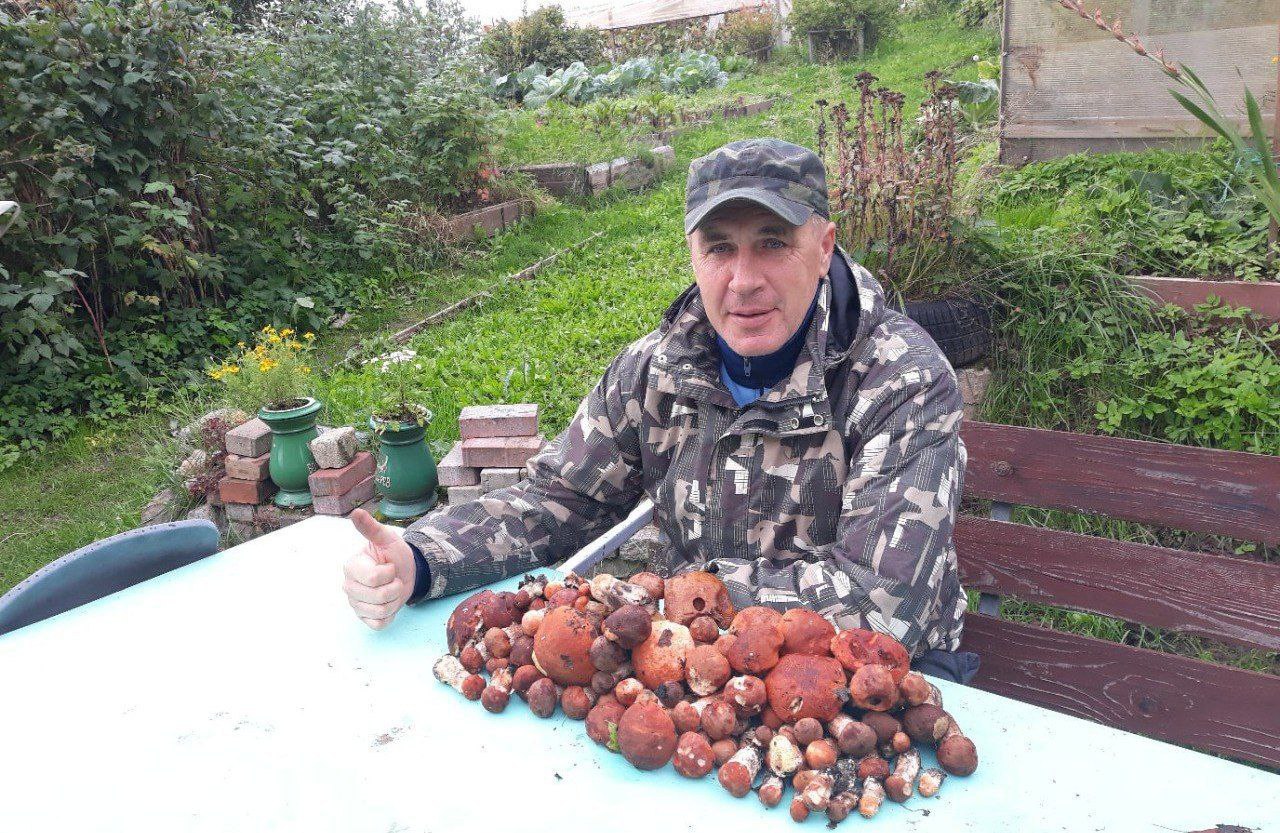 Пенсионерка поймала пулю, выпущенную полицейскими при попытке усмирить избивавшего её сына.  В Купчино пьяный 54-летний мужчина напал на 85-летнюю мать. Соседи вызвали полицию. При задержании он стал душить полицейского и пытался отобрать оружие.  Страж порядка выстрелил – пуля ранила дебошира в ногу и отрикошетила в бедро пенсионерки. Оба госпитализированы. Женщина в тяжёлом состоянии. Возбуждено уголовное дело.        Места СПб       Новости СПб