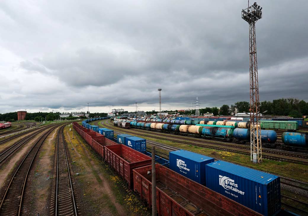 Внедрение ИИ сократило в 10 раз время осмотра вагонов после ремонта Внедрение технологий на основе искусственного интеллекта позволило сократить время осмотра вагонов после ремонта с 40 до 3 5 минут Об этом в эфире телеканала Россия 24 рассказал заместитель генерального директора ОАО РЖД Евгений Чаркин Ранее инспекторы осматривали состав и фиксировали процесс осмотра на видеорегистратор после перепроверяли отснятый материал Сейчас это делает искусственный интеллект Процесс анализа видео и голосового трафика он занимал 40 минут сейчас он занимает 3 5 минут То есть по пилотному внедрению на 32 пунктах вдвое эффект превысил те инвестиции которые мы принесли сказал он О похожих результатах на днях сообщило КТЖ В рамках пилотного проекта по применению ИИ для диагностики инфраструктуры и планирования ремонтов на сети компании удалось сократить срок устранения дефектов в 15 раз с 15 до одного дня а скорость планирования ремонтов увеличить почти вдвое Фото РИА Новости tzdjournal
