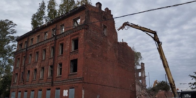 В Петербурге обрушился балкон, к счастью, каменные глыбы никого не убили  И вновь даже не тревожный звонок – набат о проблеме стареющих исторических зданий Северной столицы. На Петроградке, в доме по Большому проспекту П.С. частично обвалился балкон. Удача еще, что обошлось без человеческих жертв. Хотя, судя по внушительным обломкам камня, дело могло закончиться трагедией.  В администрации района инцидент объяснили с чиновничьим изяществом: «Произошло самовольное обрушение слабо держащегося штукатурного слоя». Ну то есть балкон обрушился по своей воле, и в происшествии, видимо, никто не виноват. Хотя с содержанием красивейших, но стареющих строений СПб пора что-то делать.  Понятно, что – вкладываться в содержание, проводить реконструкцию. Но только не так, как это случилось с банями Недлер. КГИОП отказался признавать это здание памятником архитектуры. И что, охранять теперь их не нужно? Снос?!    #Питер #Ньюс #Дроп #Мошенник  Piter News 24 - Подписаться