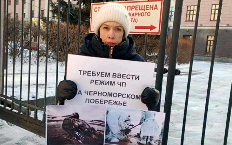 Новосибирскую активистку обвинили в «дискредитации» армии Новосибирскую активистку Елену Шувалову вызвали в полицию для составления протоколов о «дискредитации» ВС РФ ст. 20.3.3 КоАП и демонстрации «экстремистской символики» ст. 20.3 КоАП . Об этом «Сибирскому экспрессу» сообщил активист Роман Малозёмов. Преследование может быть связано со старыми постами в одной из соцсетей. Елену отпустили из полиции. Центральный районный суд рассмотрит дело уже сегодня, уточнил Роман в своём телеграм-канале. Подписаться Прислать новость Помочь бустами