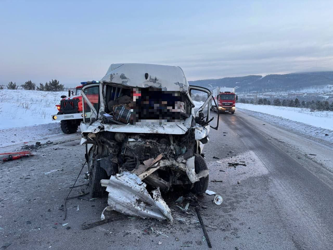 На трассе Москва Челябинск в результате столеновения с грузовым автомобилем погиб водитель маршрутки трое пассажиров госпитализированы По предварительным данным ГИБДД Челябинской области водитель маршрутки не соблюдал безопасную дистанцию Подписаться на PRO transport