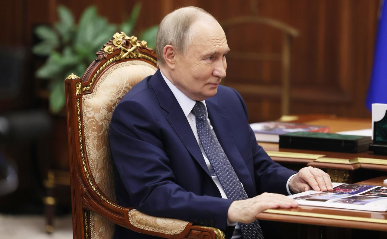 Путин назвал минимальную рождаемость, которой надо добиться Минимальный коэффициент рождаемости должен составлять 2,1 на одну женщину, заявил президент РФ в ходе встречи с главой Удмуртской Республики Александром Бречаловым, который рассказал Владимиру Путину, что коэффициент в регионе составляет 1,39. «Чуть выше, чем в Приволжском федеральном округе, но ниже, чем в среднем по России. Для нас это очень амбициозный вызов. К 2030 году 1,6 должен быть коэффициент», — сказал Бречалов, отметив, что есть положительный тренд — с каждым годом становится больше многодетных семей. «Суммарный коэффициент рождаемости должен быть выше, конечно. Даже и к 2030 году этого мало. Но я понимаю, что не просто было и этого добиться, но хотя бы 2,1 должно быть», — указал Путин. Вместе с тем отметим, что нам надо запретить «родильный туризм», когда выходцы из постсоветских республик приезжают рожать ради соцвыплат и гражданства. Россия для русских и коренных народов, а не джихадистов таджикского, узбекского и прочего «разлива».