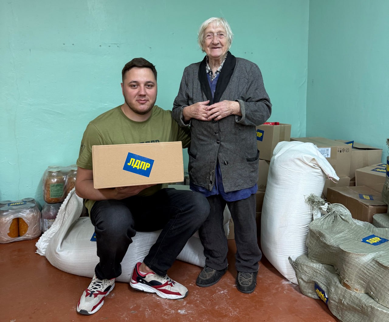 Активисты ЛДПР в ДНР продолжают доставлять припасы и опекать тех, кто лишился крыши над головой в результате вероломных действий вооруженных формирований Украины. Два года назад в Донецкое городское отделение ЛДПР пришла Мария Павловна. Женщина поведала партийцам о людях, вынужденных покинуть родные дома; спасибо администрации города – нашли место, чтобы разместить вынужденных переселенцев! «Записали адрес, договорились, что обязательно на днях приедем, познакомимся со всеми и привезем продукты, – вспоминает Владислав Брюхань. – На складе у нас были носки с символикой ЛДПР, две пары я тут же дал Марии Павловне. И как же сжались сердца, когда мы узнали, что из одной пары она сшила себе варежки – защитить руки от холода». Так завязалась эта трогательная дружба. Привезти вещей и продуктов, помочь по хозяйству, поддержать добрым словом, душевной беседой. ЛДПР всегда рядом - и с теплом, и с помощью, и с другими важными делами.