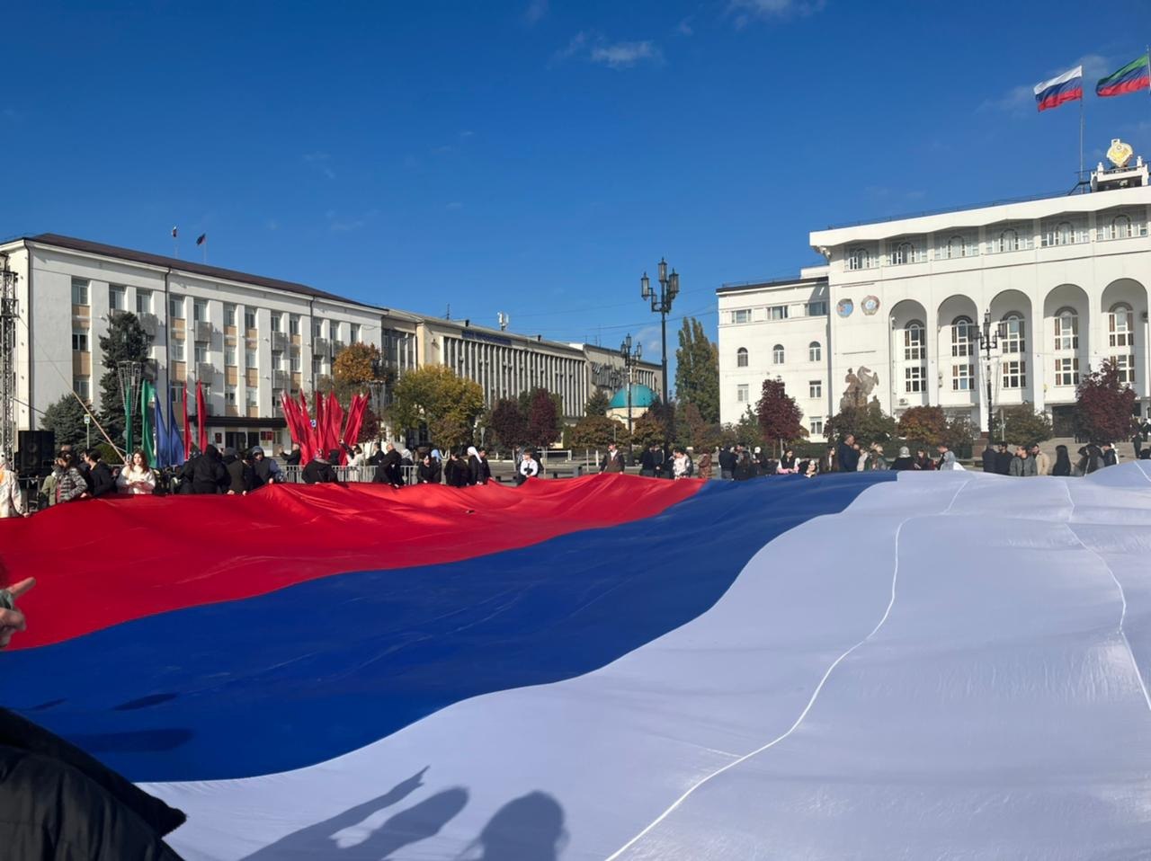 На центральной площади Махачкалы состоялась акция «Триколор»,  приуроченная ко Дню народного единства. Участники молодежных общественных движений развернули государственный флаг России.   Участие в акции принял председатель правительства Дагестана Абдулмуслим Абдулмуслимов.  Фото и видео: Асият Ибрагимова.