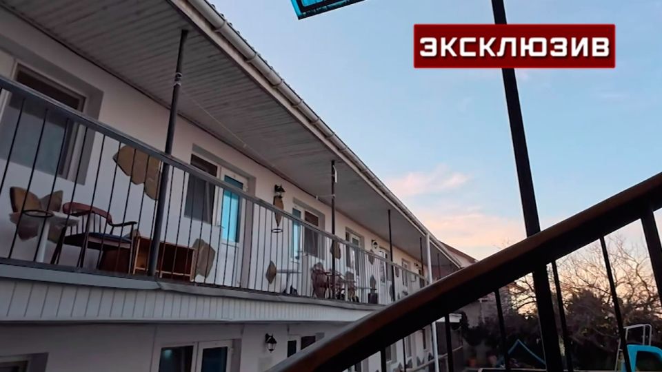 Туроператоры предупредили о росте цен на гостевые дома в Крыму и Севастополе У владельцев гостевых домов остался ровно месяц на то чтобы узаконить свой бизнес Как предполагают туроператоры зарегистрированные гостевые дома определенно станут дороже В ближайшем будущем гостевой бизнес в Крыму и Севастополе коснутся существенные изменения и удорожание стоимости аренды Все дело в том что закон о гостевых домах уже вступил в силу в Севастополе Теперь их владельцы должны оборудовать помещения должным образом и конечно официально зарегистрировать свою коммерческую деятельность На это у собственников бизнеса есть ровно месяц В среде туристических операторов считают что нововведения непременно отразятся на цене Но в сравнении с номерами в гостиницах и отелях гостевые дома все же в более выигрышном положен Подробнее