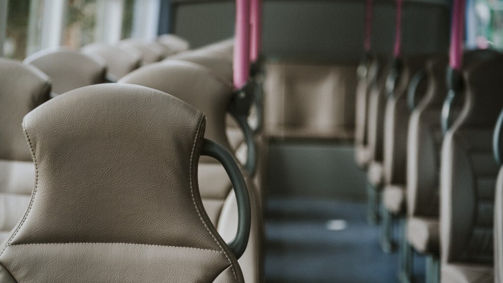 Комитет по дорожному хозяйству и транспорту Барнаула провёл очередную плановую проверку чистоты в городском общественном транспорте Специалисты выехали на остановочные пункты Зоопарк и Урожайный где провели визуальный осмотр подвижного состава автобусных маршрутов 6 50 и 150 а также троллейбусного маршрута 1 В ходе рейда оценивалось соблюдение санитарных норм состояние салонов чистота обивки сидений отсутствие посторонних запахов и мусора По итогам проверки перевозчикам допустившим нарушения будут направлены претензии и требования об уплате штрафов Как рассказали в мэрии Барнаула за 2025 год комитет провел 41 подобный мониторинг в результате чего перевозчики получили 277 претензий и 121 требование об оплате штрафов Как подчеркнули в ведомстве практика регулярных проверок санитарного состояния транспорта будет продолжена и в 2026 году