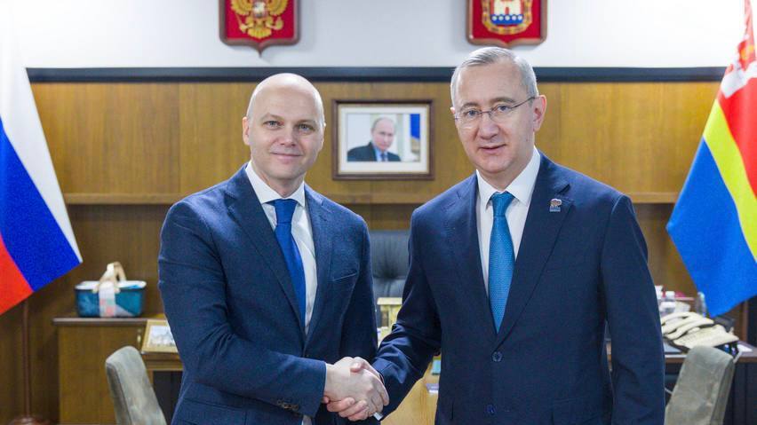 Шапша обсудил с главой Калининградской области вопросы партнерства В 2024 году две области Калужская и Калининградская подписали соглашение о сотрудничестве между регионами Сегодня обсудили развитие нашего партнерства по самым разным направлениям Готовы расширять промышленную кооперацию прежде всего в автопроме Реализовывать совместные образовательные проекты Договорились об обмене опытом по поддержке МСП и развитию цифровых технологий Улучшению городской среды Сохранению объектов культурного наследия прокомментировал губернатор Владислав Шапша Не грузит телеграм Подписывайся на наш канал в MAX