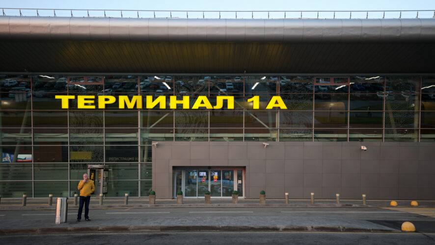 Страховщики требуют с аэропорта Казани почти 80 млн рублей за повреждение самолета 5 июля 2024 года во время подготовки к вылету рейса Казань Анталья самолет Аэрофлота при буксировке столкнулся с толкачом В результате у лайнера была повреждена обшивка фюзеляжа 118 пассажирам пришлось ожидать резервный борт около 8 часов Страховая компания СОГАЗ подала иск к Международный аэропорт Казань потребовав компенсацию ущерба Изначально сумма требований составляла 44 5 млн рублей однако была увеличена почти до 80 миллионов Вторым истцом по делу выступает Альфастрахование с аналогичными требованиями В аэропорту заявили что их ответственность застрахована в компании Ак Барс Страхование и считают что урегулирование должно происходить в рамках страховых договоров При этом представители СОГАЗа настаивают что вправе требовать компенсацию непосредственно с причинителя вреда KazanFirst в бот