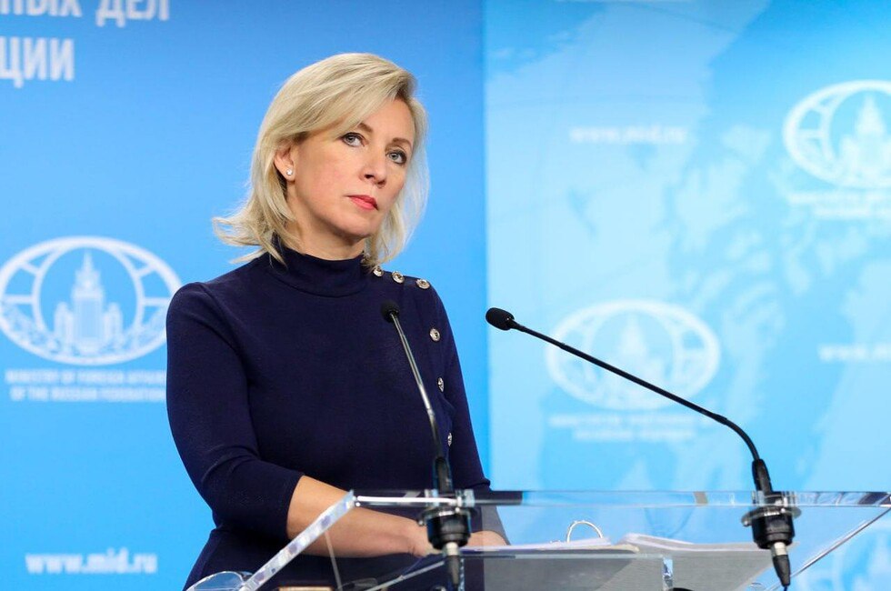 Захарова назвала Каллас критически безграмотной за ее оценку потенциала КНР и РФ Так Мария Захарова отреагировала на слова главы МИД Эстонии Каи Каллас о том что китайцы обладают выдающимися навыками в области технологий однако их достижения в социальных науках уступают русским По мнению официального представителя МИД РФ Каллас не понимает как Россия строит мосты и запускает ракеты а Китай управляет миллиардным населением Ранее Каллас уже попадала впросак когда назвала чем то новеньким заявление об огромном вкладе СССР и Китая в победу над нацизмом Читать полностью Фото Официальный ТГ канал МИД России Подписаться
