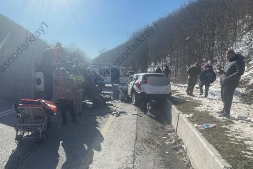 В ДТП возле г.Горячий Ключ пострадало 4 человека   Сегодня около 13:55 на ФАД М-4 «Дон», водитель 1999 года рождения, управляя фургоном ГАЗ, допустил выезд на встречную полосу и столкнулся с автомобилем «Тойота».   В результате ДТП пострадали водители транспортных средств и 2 пассажира «Тойоты». Подробности произошедшего устанавливаются.   В настоящее время движение на данном участке бесперебойное, ограничений нет.  Ваши видео высылайте нам в бот     Подпишись поделись      Прислать  видео новость