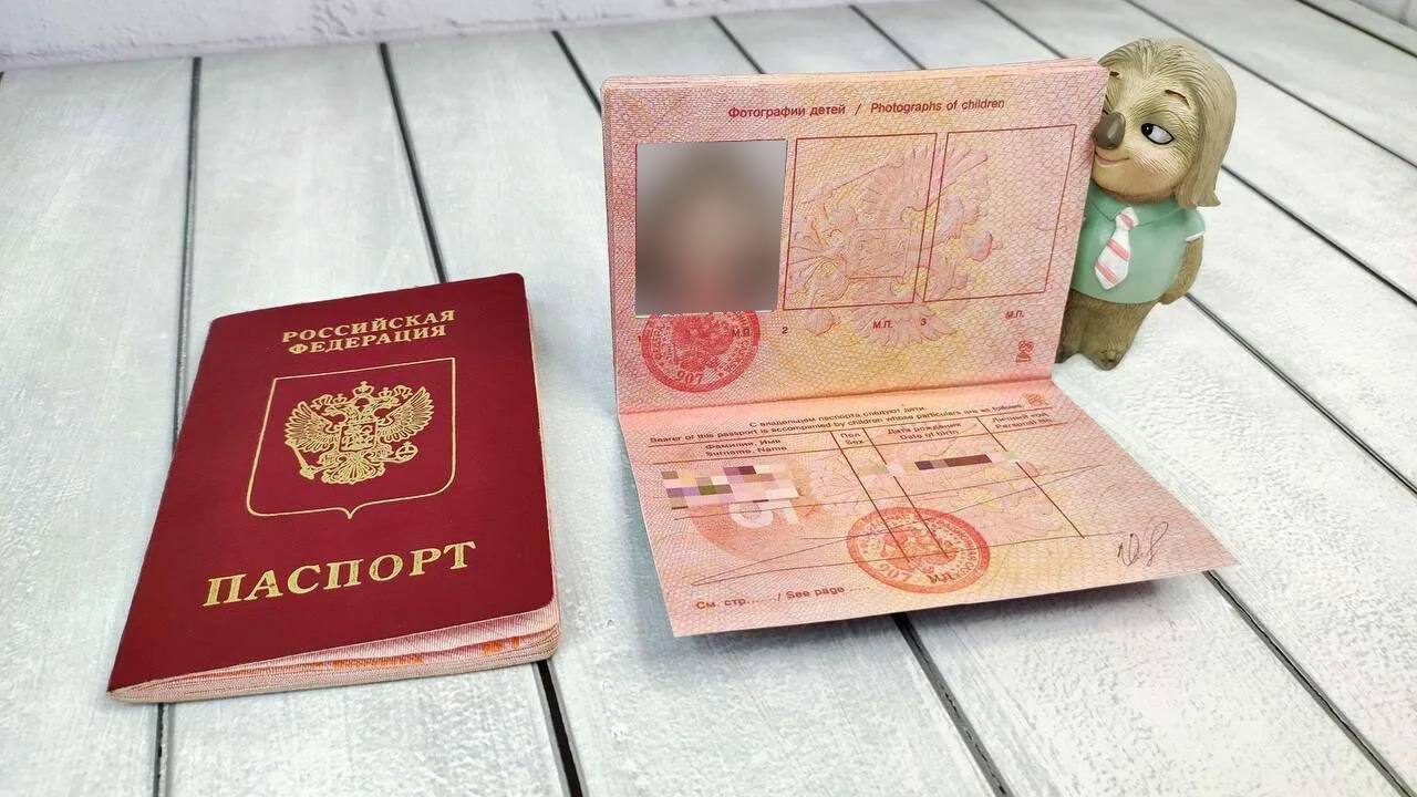 В российские загранпаспорта больше не будут вписывать детей По данным ТАСС правительство готовит изменения в закон О порядке выезда из РФ и въезда в РФ вписать ребёнка в загранпаспорт родителей и вклеить его фото станет невозможно Законопроекты планируют рассмотреть 29 января и затем внести в Госдуму   Что меняется по факту исчезнет сама процедура внесения детей в загранпаспорт отменят и пошлину сейчас 500 правило касалось только паспортов старого образца на 5 лет в биометрию детей и так не вписывали Почему решили отменить услуга почти не использовалась около 2 5 тыс обращений в год это менее 0 5 Но ключевая причина изменений практическая ряд стран отказывал детям во въезде не признавая отметки в паспорте родителей что создавало проблемы при пересечении границы uletet 1