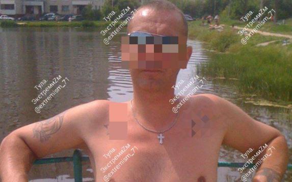 В Тульской области заключённому добавили срок за экстремистские татуировки  49-летний туляк, отбывающий наказание в исправительной колонии № 1 в Донском, открыто демонстрировал татуировки с символикой экстремистской организации.  Как сообщает телеграм-канал «Тула. ЭкстремиZм», на первый раз заключенный отделался штрафом. Однако никаких выводов за этим не последовало – нарушения продолжились. Теперь мужчине придётся отработать 16 месяцев принудительных работ.