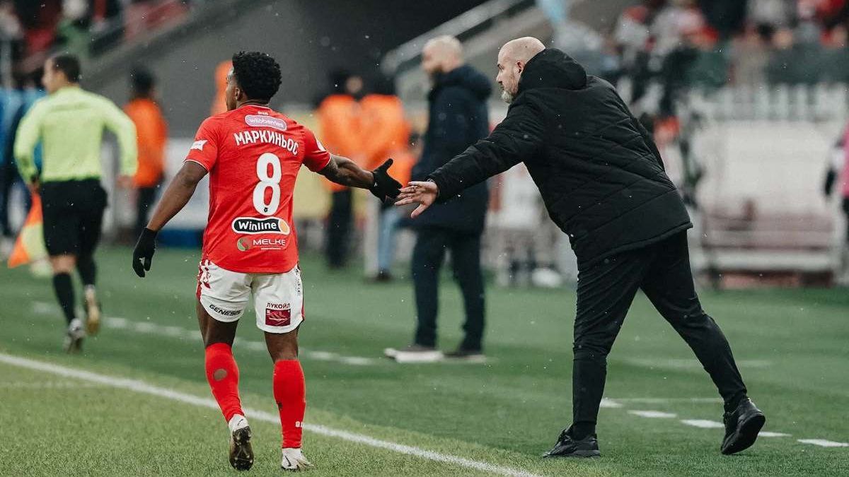 СМИ СТАНКОВИЧ ХОЧЕТ ЗАПОЛУЧИТЬ МАРКИНЬОСА В ЦРВЕНУ ЗВЕЗДУ Вингер Спартака Маркиньос является одной из целей Црвены звезды в зимнее трансферное окно утверждает сербское интернет издание Sportinjo Согласно сведениям источника инициатором возможного перехода является будущий новый главный тренер белградской команды Деян Станкович ранее работавший с игроком в Спартаке и венгерском Ференцвароше Как сообщается в связи с высокой по меркам Црвены Звезды трансферной стоимостью игрока вполне вероятен вариант с возможной арендой Маркиньоса действующим чемпионом Сербии