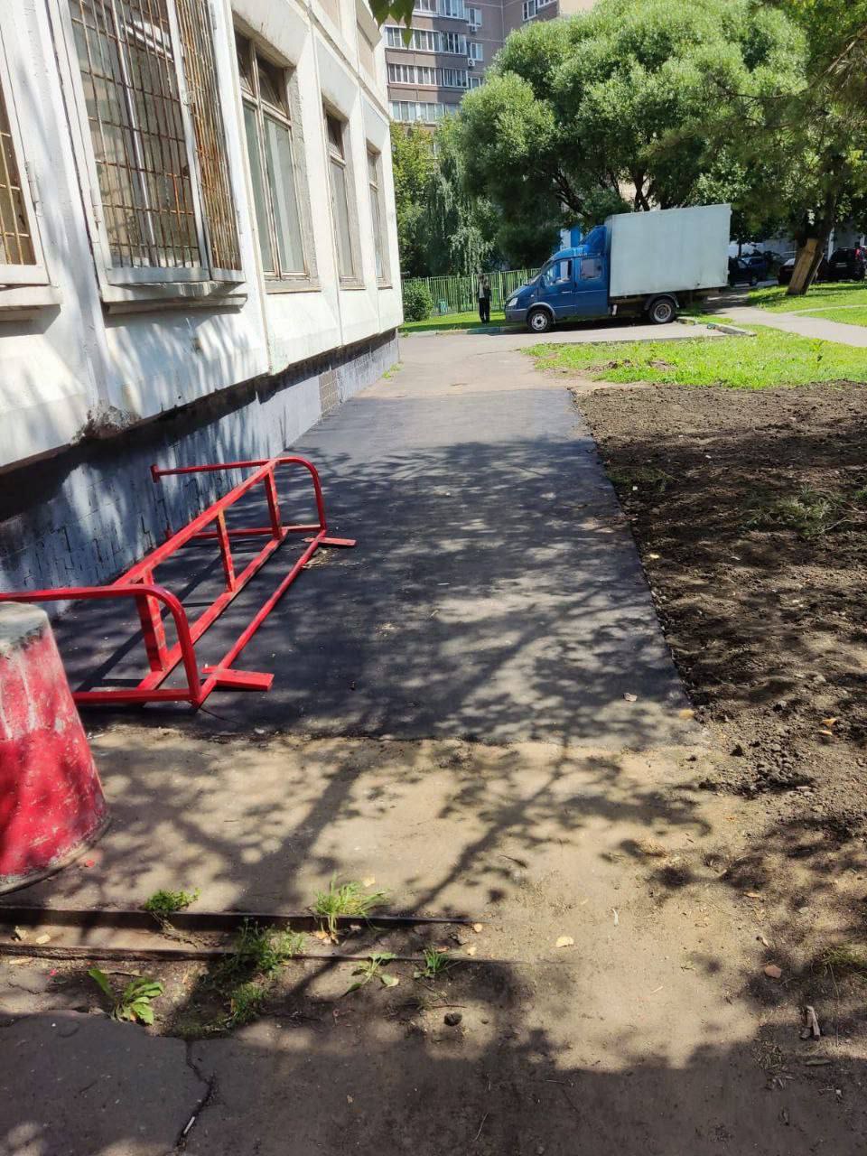 В Жулебино спасли двух кошек, которых случайно заМУРовали при ремонте теплотрассы. Ради этого даже пришлось вскрывать участок и заново всё делать. Усатики даже не стрессанули, не похудели за время отсидки, но поблагодарили людей громким фырчанием и трением об ноги. Прислать новость