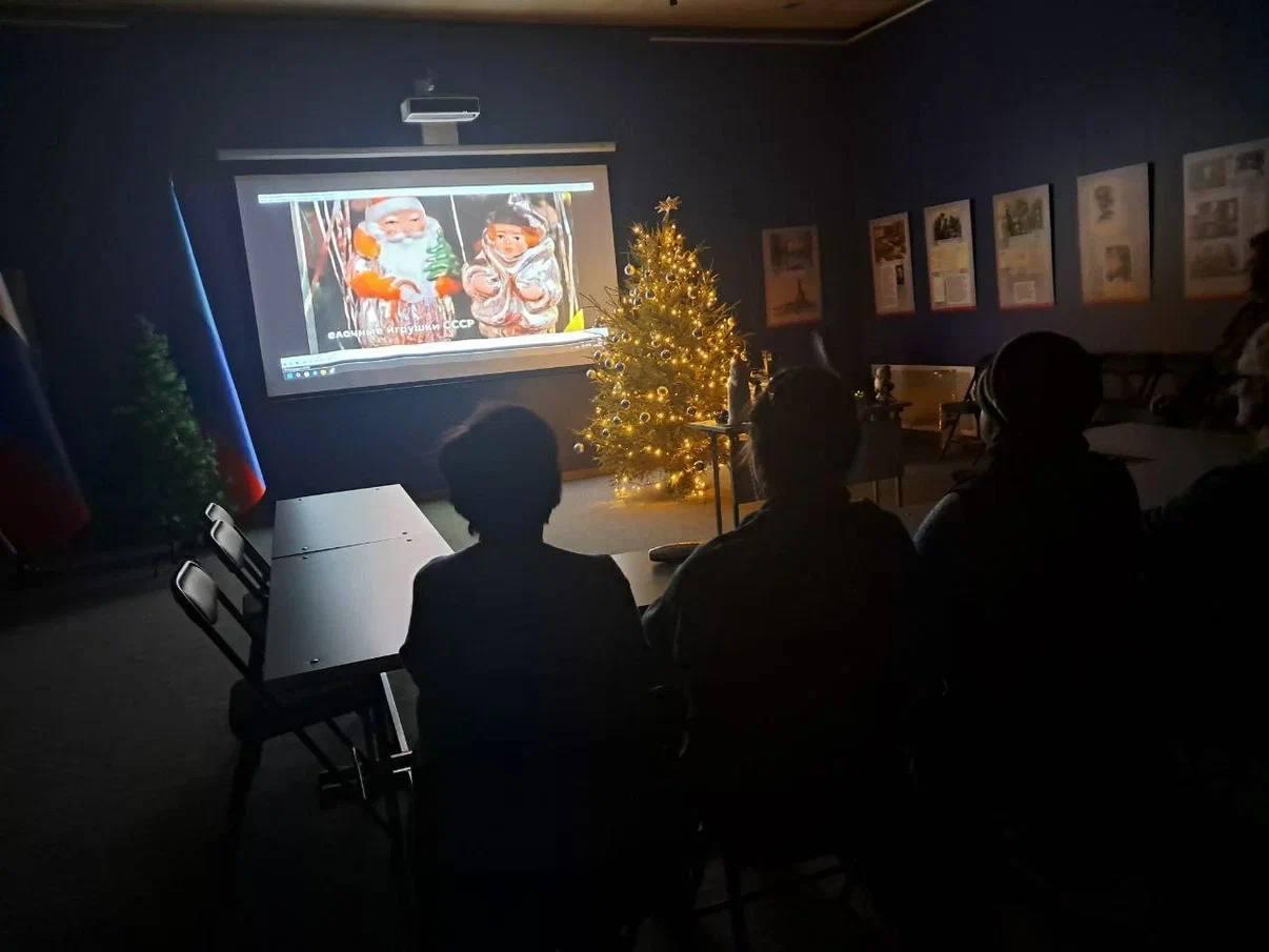 В Луганском краеведческом музее показали как праздновали Новый год в разные эпохи Посетителям рассказали об этом через старинные ёлочные игрушки и открытки из коллекции музея В Музейной мастерской гости расписывали гипсовые украшения для ёлки Участвовали и дети и взрослые