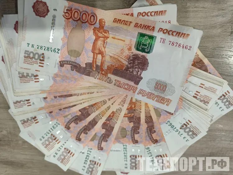 Условный срок за кражу полумиллиона рублей получил житель Благовещенска В феврале мужчина зашел в магазин, чтобы положить деньги на карту через банкомат, и увидел на полу пачку купюр. Он положил деньги в карман и скрылся. В пачке было 100 банкнот по 5 тысяч рублей - всего полмиллиона. "Когда поднял пачку, подумал, что, возможно, это деньги мужчины, стоявшего перед банкоматом, но не стал уточнять. Деньги сразу не потратил, потому что были свои сбережения. Позже испугался, что меня найдут и обвинят в краже. Тогда решил вернуть деньги, когда придут полицейские. А если не придут, потратить их позже. Через неделю позвонила мама и сказала, что меня разыскивают полицейские. Понял, что ищут из-за кражи 500 тысяч, и сам позвонил в полицию", - рассказал подсудимый. Обстоятельствами, смягчающими наказание, стали: явка с повинной, сотрудничество со следствием, возврат похищенных денег, признание вины и раскаяние в содеянном. "Суд признал мужчину виновным в совершении преступления и, присоединив к назначенному наказанию часть наказания по приговору от декабря 2024 года повторное управление автомобилем в состоянии опьянения , приговорил к 2 годам лишения свободы условно с испытательным сроком 3 года. Кроме того, он не сможет управлять транспортными средствами в течение 1 года 1 месяца и 12 дней", - сообщает пресс-служба Благовещенского городского суда. ТЕЛЕПОРТ.РФ – здесь все об Амурской области Написать нам