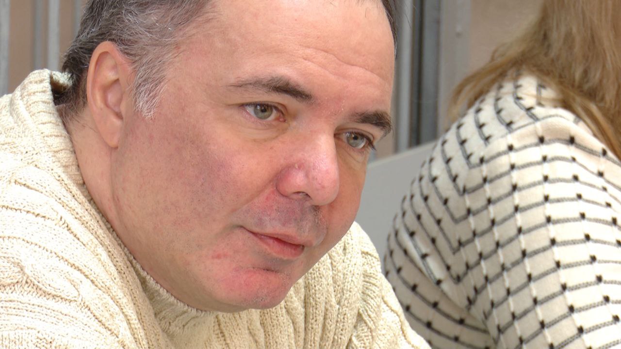 Новый адвокат от государства и сотни аудиозаписей переговоров в суде продолжают рассматривать дело экс министра Самбурского В Ленинском районном суде Оренбурга продолжают рассматривать уголовное дело бывшего министра природных ресурсов области Как сообщил гособвинитель во время обысков у Самбурского нашли флеш карту и диктофон На записях переговоры экс министра с руководителями подведомственных компаний среди которых и ключевой свидетель по делу Стрепков В одной из бесед расшифрованной прокуратурой бывший чиновник якобы призывает расстрелять и снимать с должности директора АО Сельский дом Также гособвинитель зачитал постановление следователя об освобождении от уголовного преследования Стрепкова и Золотарева в деле они проходили как взяткодатели По версии следствия именно они способствовали раскрытию преступления Кроме того прокуратура инициировала ходатайство о продлении ареста на имущество родственницы бывшего министра Суд его удовлетворил Под арест попали наличные деньги 7 5 млн рублей нетбук Apple 100 тыс рублей золотые серьги Cartier 400 тыс рублей подвеска Van Cleef 300 тыс рублей серьги Dior белые 100 тыс рублей браслет DG подвеска в виде ягод 25 тыс рублей подвеска ключик из Иерусалима 60 тыс рублей автомобиль Mercedes Benz E 200 2014 г в рыночной стоимостью 2 131 666 рублей зарегистрирован на Елизавету Самбурскую Владелице запрещено распоряжаться имуществом и совершать любые регистрационные действия Впереди допрос последнего свидетеля обвинения и прослушивание диктофонных записей переговоров Самбурского Следующее заседание назначено на 13 февраля ВЕСТИ ОРЕНБУРЖЬЯ в telegram в MAX ВКонтакте