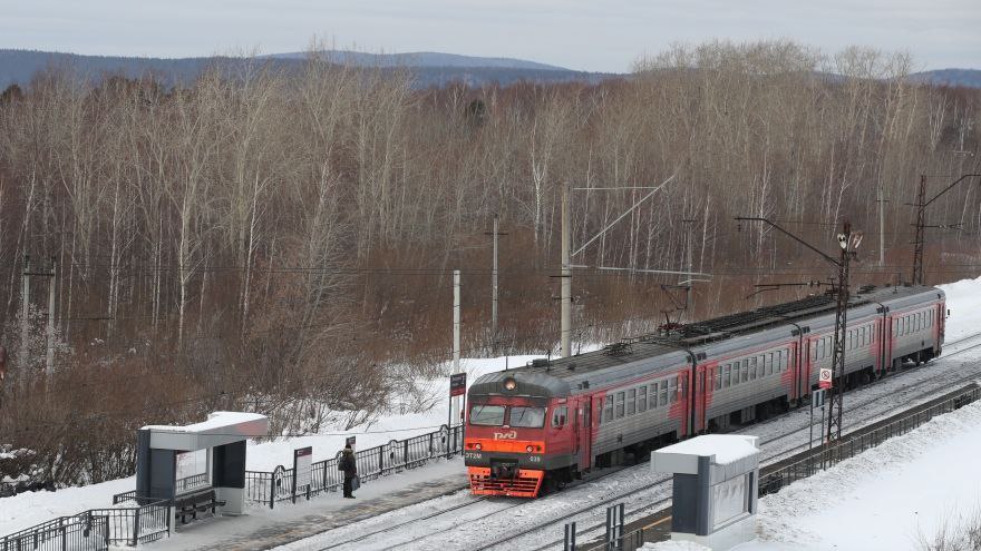 С 1 ноября машинисты поездов и их помощники будут получать больше денег  Зарплаты локомотивных бригад вырастут: машинистам и помощникам машинистов, работающим с грузовыми и пассажирскими поездами, добавят 20%. А те, кто обслуживает электрички и дизель-поезда, включая «Сапсаны» и «Ласточки», получат на 15% больше. Работникам также увеличат компенсацию за аренду жилья – теперь она составит 100%. Это касается и новичков, и тех, кто уже работает.  Студенты, готовящиеся стать помощниками машинистов, тоже почувствуют изменения: их стипендии поднимут на 25% с ноября и еще на 16% с начала 2025 года. Если кто-то решит вернуться в компанию или только начнет работать машинистом или помощником, компания даст ему 150 тысяч рублей на первое время. Все эти нововведения затронут более 130 тысяч человек.