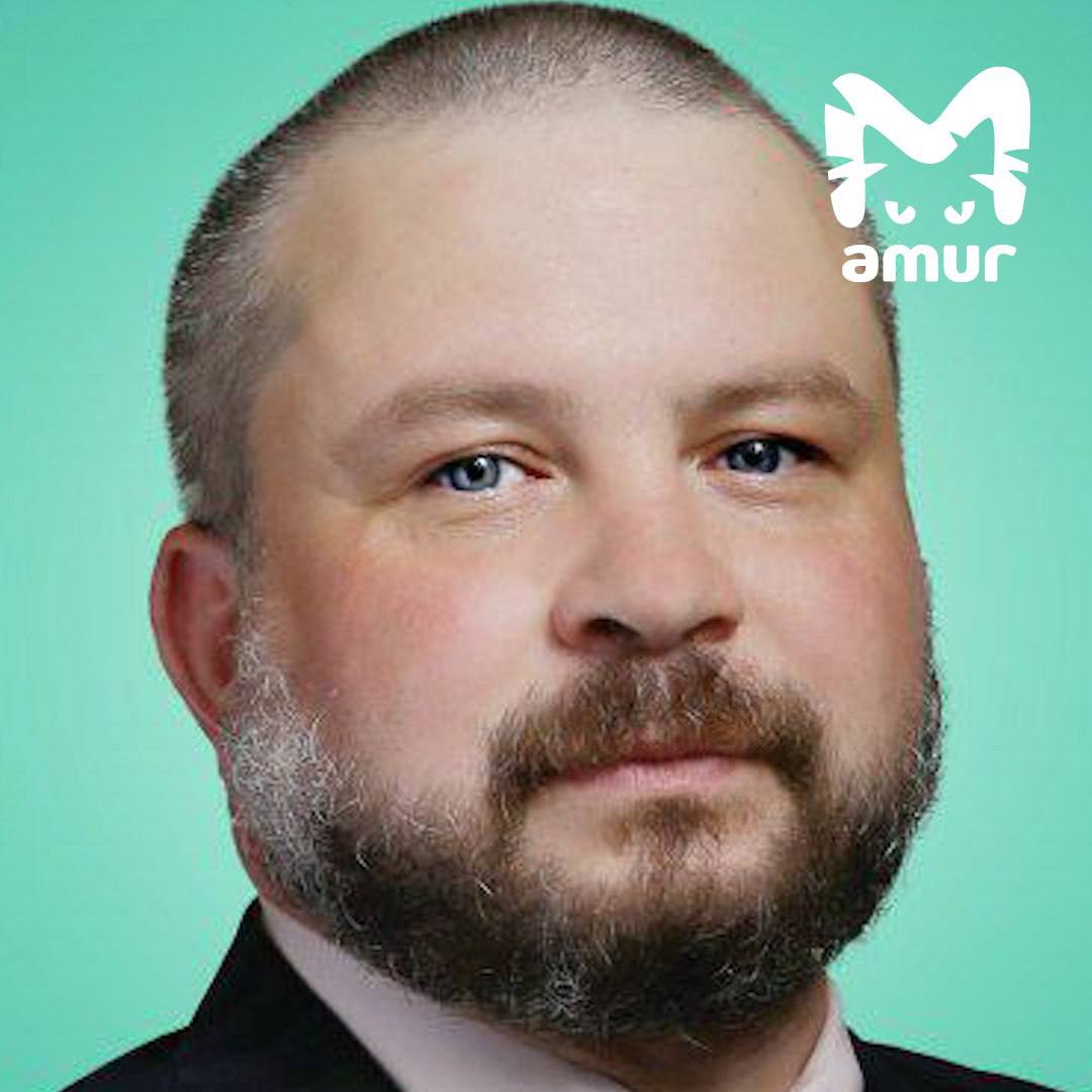 Замглавы района Хабаровского края попался с поддельным дипломом В Советско Гаванском разоблачили 39 летнего Дмитрия Кураева Он работал в молодежном центре потом стал депутатом а спустя время пробился в администрацию был ответственным за соцсферу На время отсутствия главы исполнял и его обязанности Выяснилось что документ о высшем образовании он купил в интернете за 40к Подделку выявила прокуратура возбудила уголовное дело Суд ограничил Кураеву свободу на четыре месяца ему запрещено без предупреждения покидать город и нарушать установленные требования Подписывайся на Amur Mash