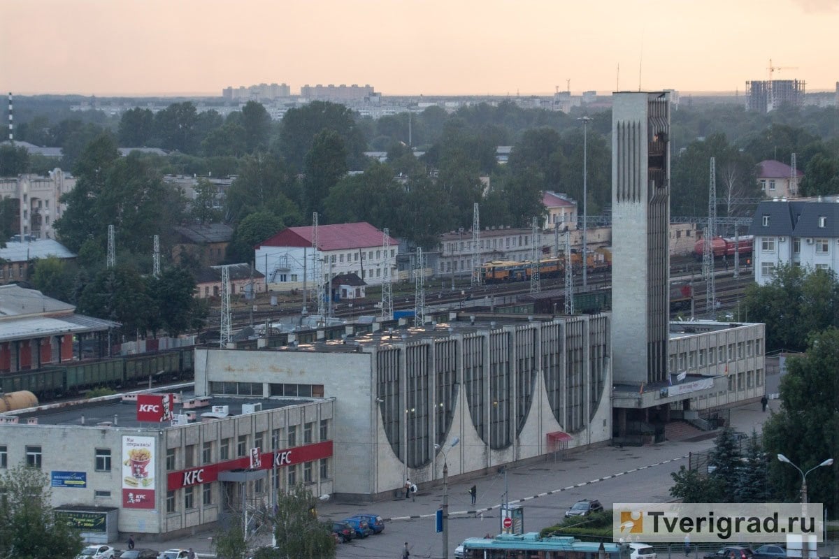 В Твери задержали мужчину, находящегося в федеральном розыске за мошенничество  В зале Тверского железнодорожного вокзала около турникетов задержали 31-летнего уроженца Московской области, находящегося в федеральном розыске. Мужчину в рамках оперативно-розыскного мероприятия «Розыск» остановили сотрудники патрульно-постовой службы Тверского ЛО МВД на транспорте.   #мошенничество #федеральный_розыск