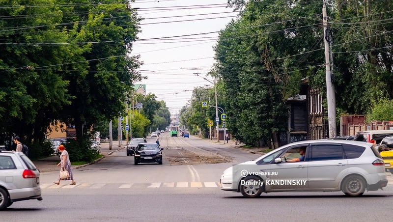 Власти планируют комплексный ремонт ул.Розы Люксембург на 2026г «Наверное, с первого дня моего пребывания в Томске я вижу много обращений по улице Розы Люксембург. То раскопки на улице — прим. ред. , то не хватало ресурсов, но уже назрела проблема, поэтому в следующем году мы ее обязательно будем делать комплексно, ямочный ремонт уже не спасет», — сказал журналистам мэр Дмитрий Махиня. Мэр добавил, что, вероятно, ремонт Розы Люксембург будет включен в перечень работ по дорожному нацпроекту, так улица сложная и проблемная, потребуется много средств на работы. #томск #новоститомска Прислать новость