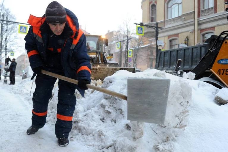 Зарплаты дворникам в Петербурге поднимут до 65 тысяч рублей  Раньше дворникам платили грязными 36 тысяч рублей, теперь же власти решили поднять зарплаты. Вырастет оплата труда и у механизаторов — до 93 тыс. рублей  А с 1 июля 2025 года произойдёт ещё раз повышение зарплат. После этого дворники будут получать 65 235 рублей, а механизаторы 99 тысяч. Кроме того, власти заманивают работников в эту сферу жильём. 645 человек получили служебные квартиры на время работы.   : Юлия Пыхалова   : СПб — отдай свой буст нам