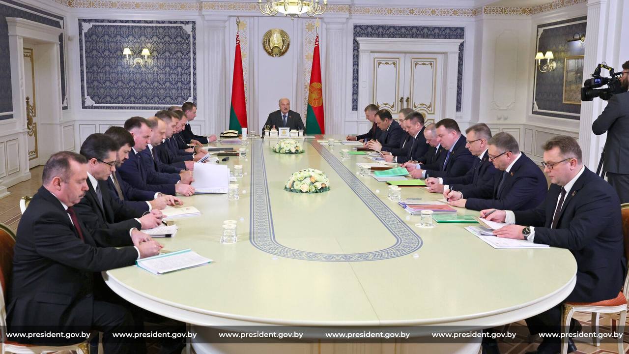 Президент Беларуси Александр Лукашенко 27 января собрал совещание по вопросам развития сотрудничества с КНР Глава государства подчеркнул что добавленная стоимость белорусско китайского сотрудничества бесспорна и очевидна для обеих сторон Китай сегодня не просто наш основной партнер Китай является основным партнером для всех стран которые наметили для себя развитие уверен белорусский лидер В условиях тектонических геополитических изменений Пекин для Минска важнейшая точка опоры И не только для Минска Особый статус белорусско китайского взаимодействия признают и учитывают все от россиян американцев до стран Африки заявил Президент
