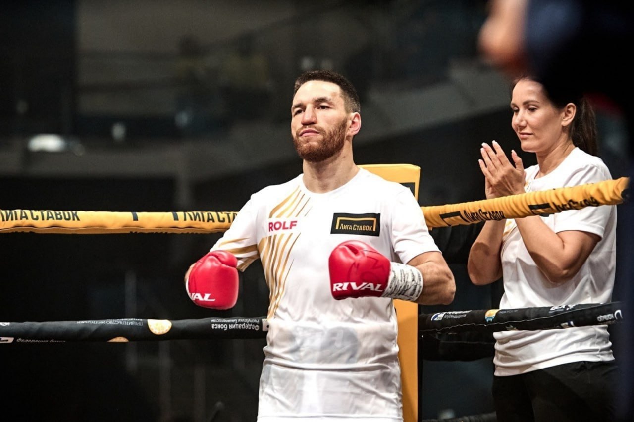 Уфимец Артур Субханкулов будет боксировать за титул чемпиона Азии Боксер из Уфы Артур Субханкулов проведет бой за пояс IBF Asia в легком весе против филиппинца Верджила Витора Поединок состоится 13 февраля в Москве сообщила Башинформу наставница спортсмена Мария Карабанова Артур Субханкулов начал выступать на профессиональном ринге в 2021 году одержал 10 побед На счету у Верджила Витора 24 победы и 4 поражения Филиппинец в ходе своей карьере становился обладателем титулов WBO Oriental и WBC Asian Silver При отключении интернета доступен наш канал в Max Честно говоря ВК MAX подписывайтесь