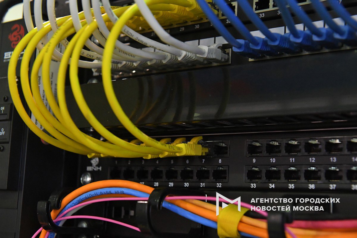 Транспортная инфраструктура МТС в Московском регионе будет работать на отечественном оборудовании производителя ООО «Бифорком Тек». Замена зарубежной техники пройдет в рамках федерального проекта, который охватывает в общей сложности 29 регионов. Помимо очевидного повышения качества и надежности сервисов, которое ощутят на себе все наши клиенты, радикально улучшится техническое состояние и экономика транспортной инфраструктуры – более чем в трети регионов России мы избавимся от «зоопарка» устаревшего оборудования, получим новую единую и оптимизированную архитектуру с гарантийным обслуживанием, однородную и быстро масштабируемую сеть, - пояснила гендиректор МТС Инесса Галактионова. Отмечается, что по окончании проекта пропускная способность инфраструктуры на самых нагруженных участках вырастет в 10 раз, увеличатся средние пользовательские скорости мобильной и фиксированной сетей, сократятся сетевые задержки, снизится вероятность разрывов интернет-сессий и сбоев в работе базовых станций, ускорится дальнейшее внедрение новых сервисов и переход к стандарту 5G. Модернизация пройдет поэтапно от региона к региону и завершится в 2028 году в Москве и области. Суммарно компания инвестирует в проект около 22 млрд рублей. «Москва»
