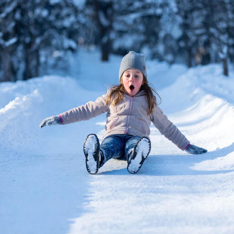 6 летняя уфимка получила травмы катаясь с несанкционированной горки Девочку доставили в нейрохирургическое отделение Больницы 18 с очаговой травмой головы ушибом головного мозга и множественными ссадинами Врачи оценили ее состояние как средней степени тяжести Всего с начала зимы на несанкционированных горках травмы получили 7 человек из них трое дети Мэр Уфы поручил в следующем сезоне организовать больше безопасных горок и тюбинговых трасс