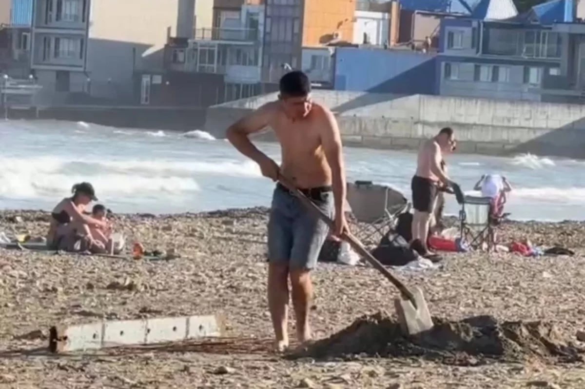 На пляже бухты Горностай во Владивостоке полиция обнаружила незаконную торговую палатку . Сообщение о несанкционированных работах по установке торговой точки появилось в соцсетях . В ходе проверки выяснилось, что 37-летний мигрант без разрешения залил бетоном часть территории и организовал там торговлю . Необходимых документов у мужчины не было . По информации Telegram-канала «Город В», на нарушителя составили административные протоколы: по статье 14.1 КоАП РФ за предпринимательство без регистрации штраф до 2 тысяч рублей и по статье 19.1 КоАП РФ за самоуправство штраф до 1,5 тысячи рублей . Палатку демонтировали, с мужчиной провели профилактическую беседу . Подробнее