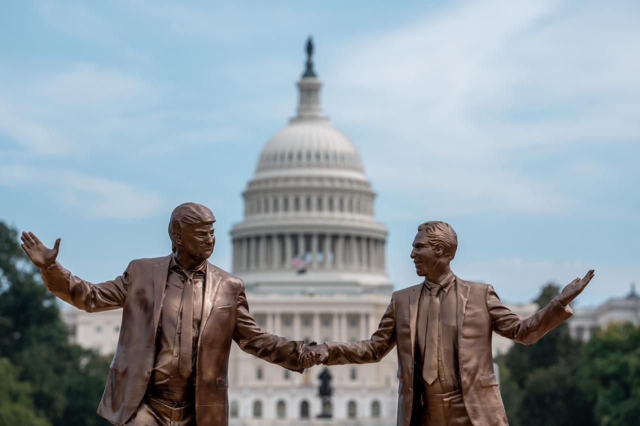 Напротив Капитолия в Вашингтоне появилась скульптура Дональда Трампа и финансиста Джеффри Эпштейна держащихся за руки Она создана анонимной группой мастеров критикующих президента США пишет The Washington Post У основания скульптуры размещена табличка с надписью Мы славим долгую связь между президентом Дональдом Дж Трампом и его ближайшим другом Джеффри Эпштейном Финансиста обвиняли в принуждении несовершеннолетних к сексуальному рабству и вовлечении их в проституцию а также сборе компромата на представителей элиты Эпштейн умер в тюрьме в 2019 году предположительно покончив с собой Reuters Подпишитесь на Ведомости