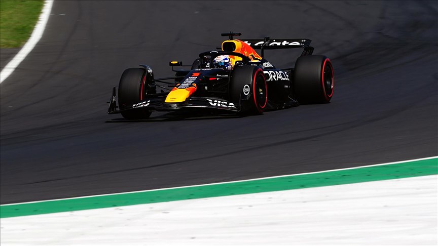 Макс Ферстаппен выиграл квалификацию Гран при Италии Голландский пилот Red Bull Макс Ферстаппен стартует с первой позиции в 16 м этапе сезона чемпионата мира Формулы 1 Гран при Италии На трассе длиной 5 7 км носящей то же название что и итальянский город Монца этап будет проходить в 53 круга В квалификационных заездах Ферстаппен показал время 1 минута 18 792 секунды и занял первое место Второе место занял британский гонщик McLaren Ландо Норрис отставший от Ферстаппена на 0 077 секунды а третье место досталось австралийскому гонщику McLaren Оскару Пиастри отставшему на 0 190 секунды Подробнее на нашем сайте v aa com tr 3680160 24 7 в сутки с Агентством Анадолу