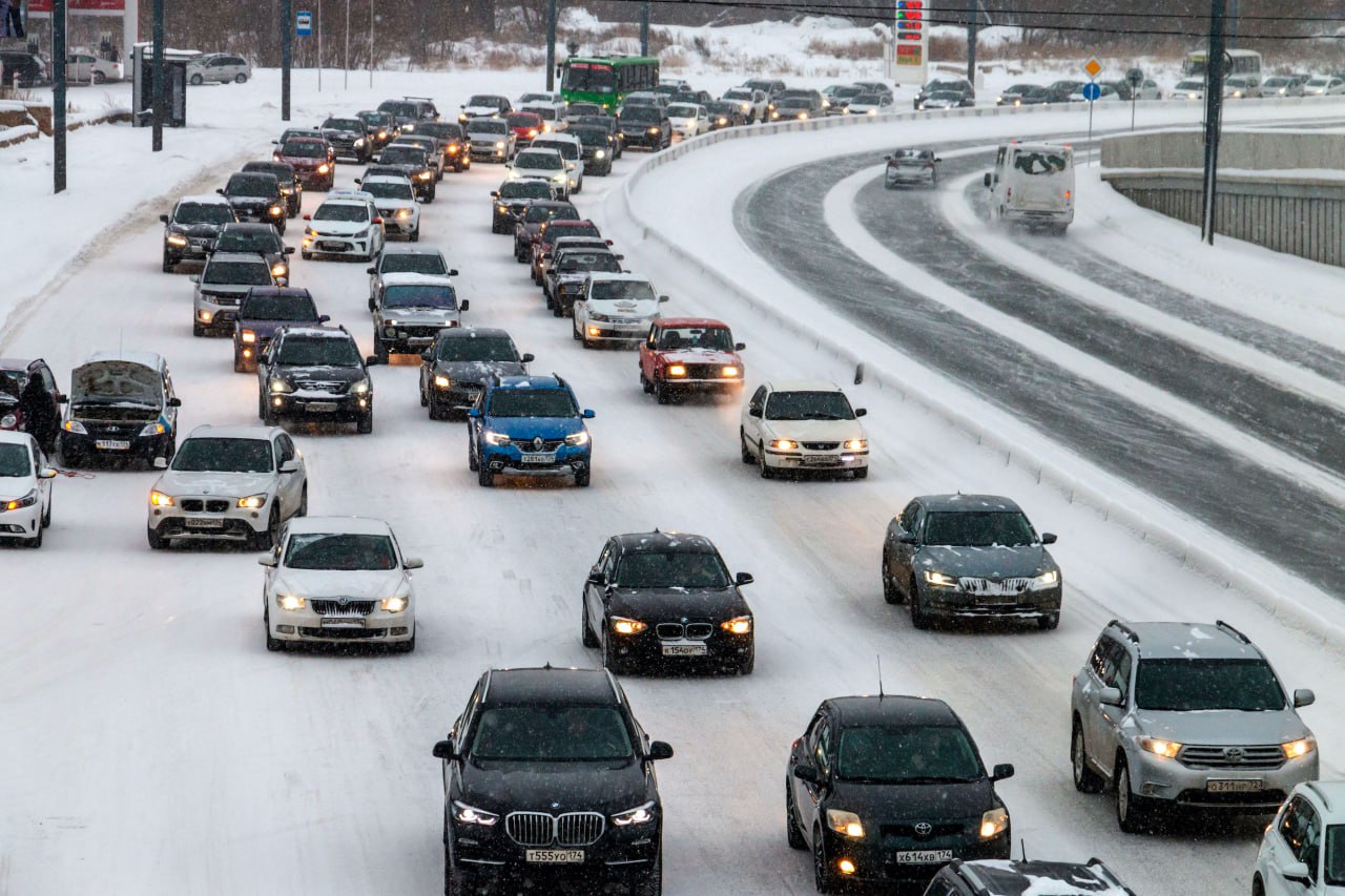 Автобус с 40 пассажирами сломался на трассе в Челябинской области Пассажирский автобус Костанай Екатеринбург заглох на 35 километре дороги Подъезд к городу Екатеринбургу От ожидания на холоде пассажиров спас подоспевший экипаж ДПС который вызвал другой транспорт Экипаж ДПС 133 осуществлявший объезд участка службы своевременно заметил транспортное средство Инспекторы незамедлительно остановились для оказания содействия уточнили в полиции региона Поломка оказалась серьезной и о движении автобуса в ближайшие часы не приходилось мечтать Тогда сотрудники полиции вызвали другой автобус и пересадили в него пассажиров несчастливого рейса Починку автобуса продолжили на месте А чтобы предупредить водителей о крупном объекте на дороге участок отметили патрульным автомобилем с включенной аварийкой Подписаться на vecherchel   Голосовать за канал