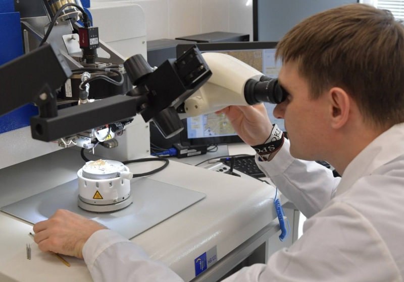 Омская область вошла в топ 15 регионов России по научно технологическому развитию Омская область заняла 12 е место в ежегодном рейтинге Минобрнауки РФ и вошла в число лидеров страны по научно технологическому развитию По итогам 2024 года регион поднялся сразу на семь позиций Губернатор Виталий Хоценко отметил что рейтинг отражает эффективность работы власти по созданию условий для развития науки и наукоёмкого бизнеса Высокие позиции в рейтинге подтверждают растущий потенциал региона и задают ориентир для дальнейшего развития экономики знаний