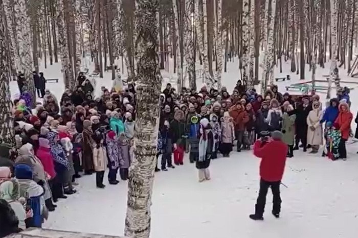 В Екатеринбурге силовики взялись за лидера протеста, вспыхнувшего из-за вырубки Берёзовой рощи  Правоохранительные органы занялись председателем ТОС «Академический», лидером активистов, выступающих против вырубки Березовой рощи в Академическом, Денисом Каракозом.   — Меня по силовикам на беседы водят. Полицейские дали мне предостережение, чтобы не организовывал митинги, — рассказал он Ura.Ru.  По словам источника агентства, Каракозом также заинтересовалось региональное УФСБ.