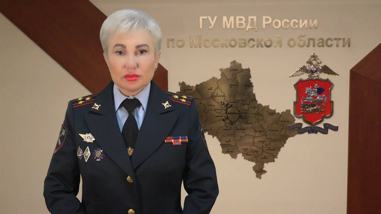 Сотрудниками подмосковной полиции в Волоколамске пресечены противоправные действия вооружённого мужчины «В Дежурную часть ОМВД России по Волоколамскому городскому округу от местной жительницы поступило сообщение о том, что по проезду Блинова находится неизвестный, чье поведение показалось ей подозрительным. Прибывшие сотрудники патрульно-постовой службы полиции увидели схожего по приметам гражданина, подошли к нему, представились и потребовали предъявить документы, удостоверяющие личность, на что мужчина ответил грубым отказом, после чего достал из находящего при нем пакета и направил в сторону сотрудников предмет, визуально схожий с оружием. Учитывая его агрессивное поведение, стражем правопорядка было принято решение на применение табельного оружия, после чего сотрудник полиции произвёл предупредительный выстрел вверх и потребовал положить предмет на землю. Правонарушитель попытался скрыться и оказал сопротивление, однако был задержан сотрудниками дорожно-патрульной службы, также прибывшими по сообщению. В результате инцидента пострадавших нет. Злоумышленник был доставлен в территориальный отдел полиции. Им оказался ранее судимый житель городского округа Шаховская 1976 г.р., у которого изъят обрез двуствольного охотничьего ружья, а также патроны к нему», – сообщила начальник Управления информации и общественных связей ГУ МВД России по Московской области Татьяна Петрова. Следственными органами в отношении задержанного принято процессуальное решение.