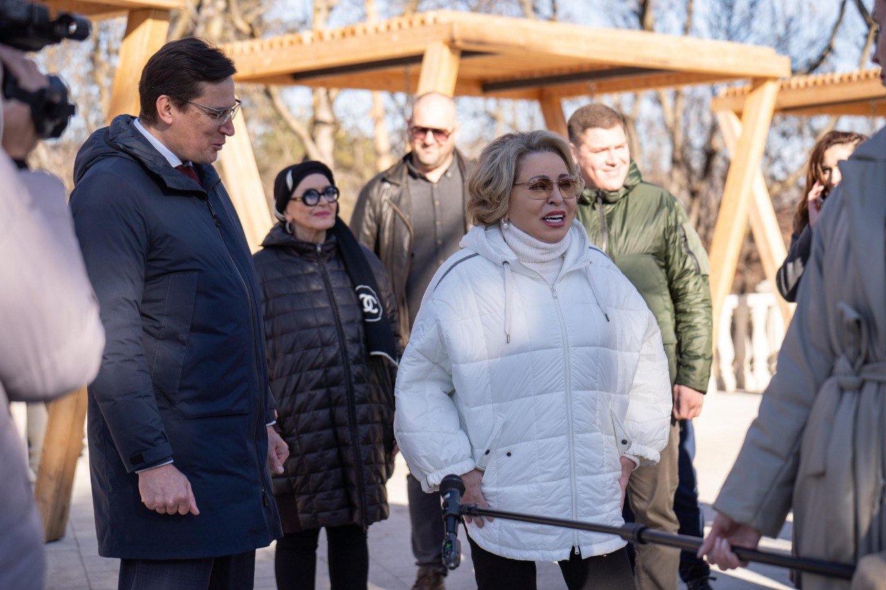 В Кисловодске Матвиенко поддержала инициативу отправлять часть денег, вырученных в праздники, на поддержку бойцов  Спикер Совфеда побывала в городе-курорте с рабочим визитом. «Валентина Матвиенко поддержала нашу инициативу о том, что каждый пятый рубль всей праздничной торговли идёт в благотворительный фонд в поддержку участников героев в зонах СВО. Такую торговлю предусматриваем на всех городских мероприятиях. Каждый покупатель на наших праздниках вносит вклад в фонд «Кисловодск. Zа Наших», - сообщил в своём телеграм-канале мэр Кисловодска Евгений Моисеев. Валентина Матвиенко также осмотрела строящиеся объекты.  Спикер Совфеда в частности заявила, что на её взгляд, строительство конгресс-холла «Россия» необходимо завершить раньше срока.  «Обязательно пригласите специалистов по акустике и театральных профессионалов. Тогда это будет лучший культурный центр на Кавказе. И откроем его большим концертом», - отметила Матвиенко.   -Северный Кавказ