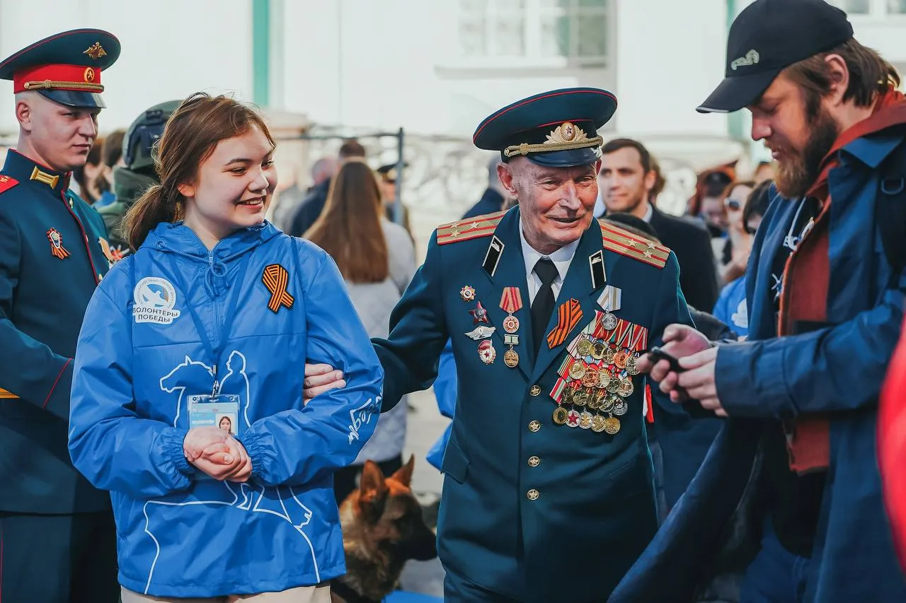 В Петербурге на выплаты ветеранам ко Дню Победы направят более 1 млрд рублей Власти Санкт Петербурга выделят из бюджета города более 1 млрд руб на единовременные выплаты жителям ко Дню Победы Средства получат почти 183 000 граждан сообщили в Смольном  О решении губернатор Северной столицы Александр Беглов объявил на XXXI съезде Международной ассоциации общественных организаций блокадников Ленинграда Съезд продлится до 1 мая В его программу вошли возложение цветов на Пискаревском мемориальном кладбище экскурсии по Дороге жизни и в Александро Невскую лавру а также другие культурные мероприятия В съезде участвуют 50 делегатов из Петербурга регионов РФ и зарубежных стран Telegram Александр Беглов Telegram Max