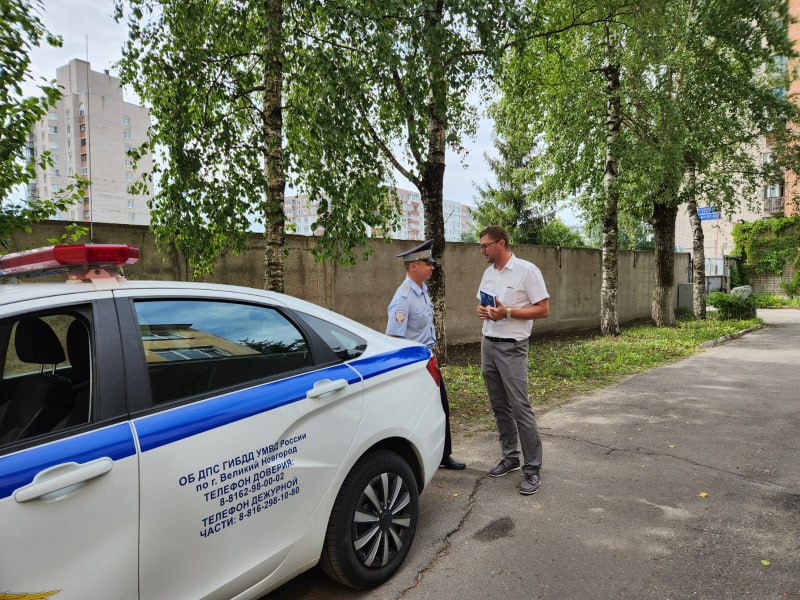 За неделю с 19 по 25 мая Госавтоинспекция Новгородской области выявила 24 979 нарушений правил дорожного движения!   Из них 23 544 были зафиксированы с помощью современных комплексов фотовидеофиксации.   ‍  Водители, не предоставившие преимущество пешеходам, получили 58 постановлений о привлечении к административной ответственности. Также 127 владельцев автомобилей были наказаны за тонировку стёкол, не соответствующую стандартам безопасности.  Берегите себя и других на дороге!    Подписаться