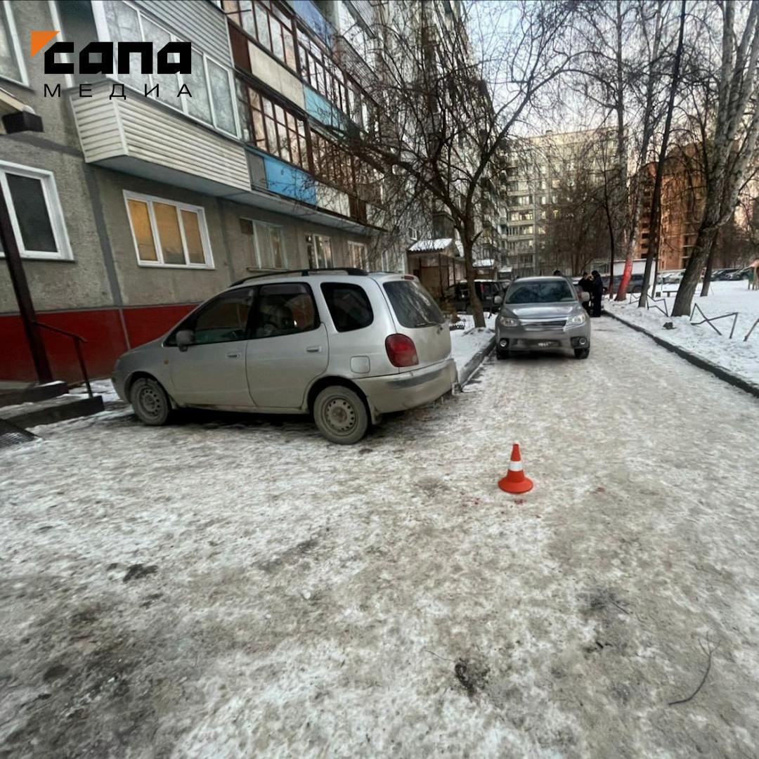 В Новосибирске пьяный водитель задавил беременную женщину с ребенком, мальчик погиб   ДТП со смертельным исходом произошло во дворе дома на улице Петухова. По информации Госавтоинспекции Новосибирской области, 63-летний водитель Subaru сдавал задним ходом и сбил женщину с ребенком.   Источник «Сапы» сообщил, что пострадавшая 30-летняя женщина беременна. Ее двухлетнего сына, который также попал под колеса, спасти не удалось. Мать находится в больнице на обследовании.    По данным ГАИ, водитель в момент аварии был пьян.