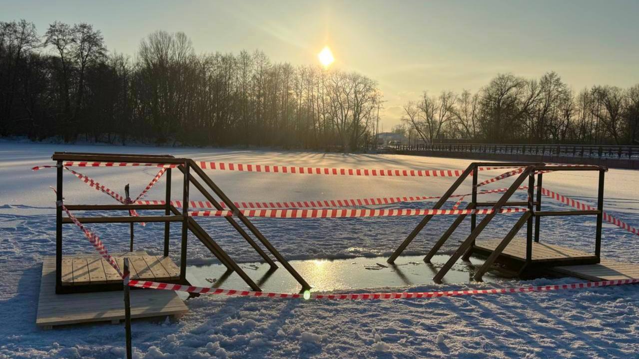 Купель для Крещенских купаний установили на Центральном пляже Перед этим водолазы обследовали дно чтобы убедиться в безопасности места Подходы оборудованы территория подготовлена Подписаться Написать нам